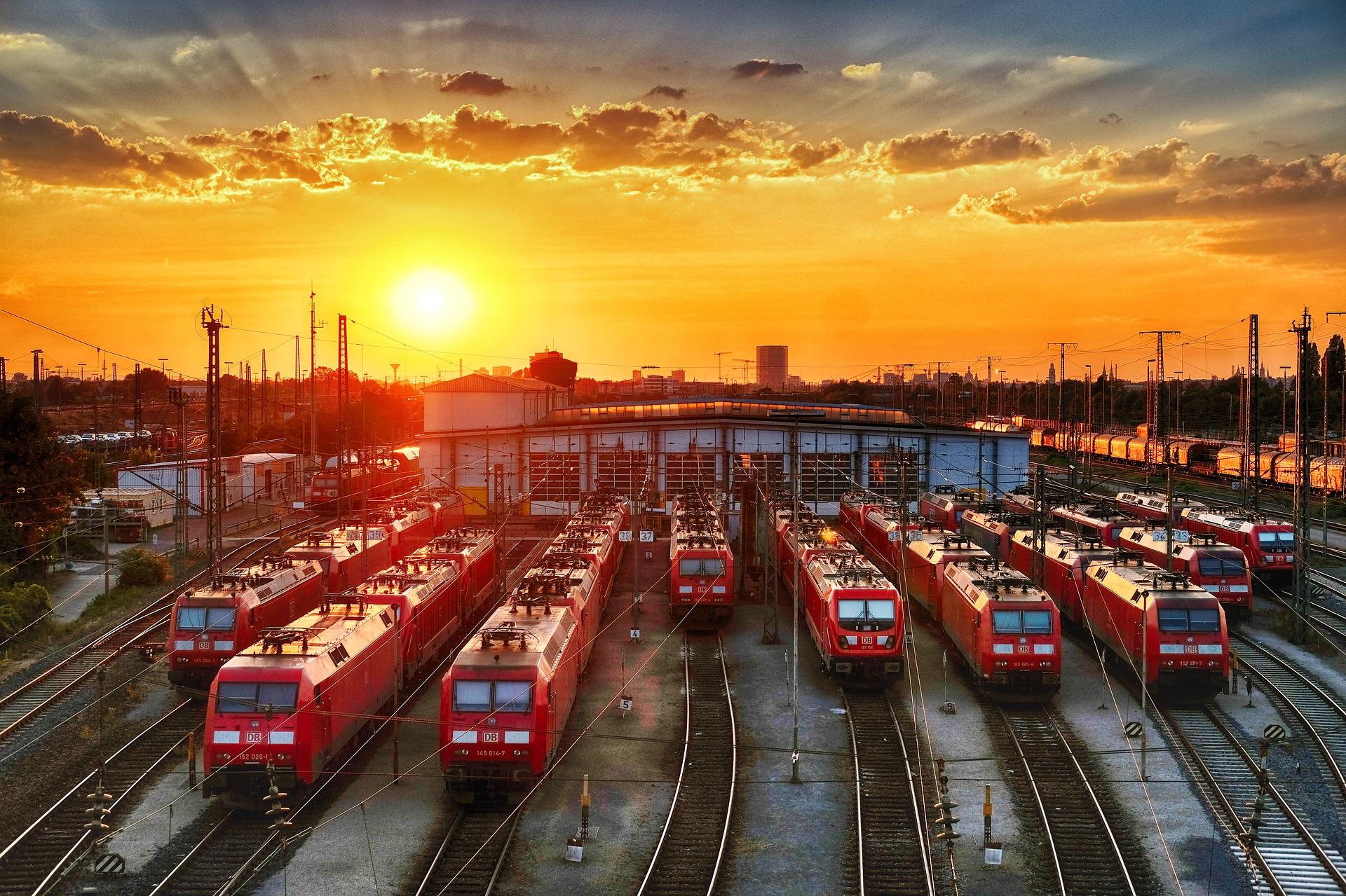 https://powercleaning.services/wp-content/uploads/2022/01/locomotive-g2c7841988_1920.jpg